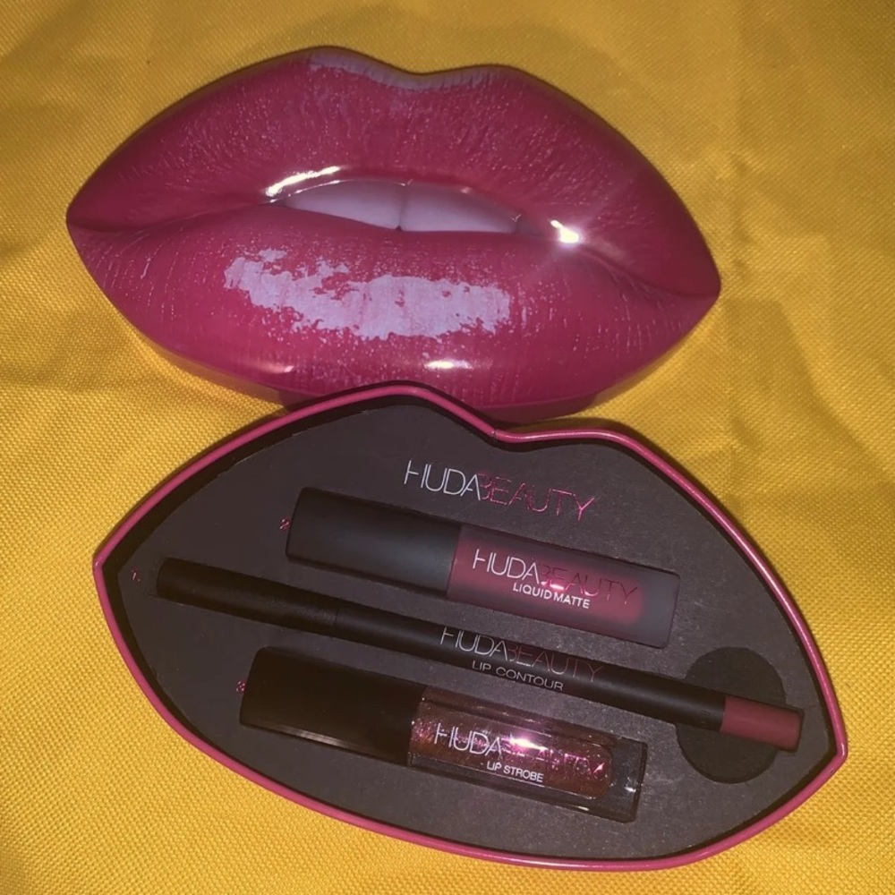 Huda beauty lip and contour lip set
